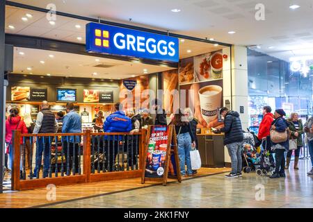 Bullring Shopping Centre, Birmingham 25 novembre 2022. C'era anche una grande fila fuori Greggs al Bullring Shopping Centre di Birmingham il Black Friday. Fig. Per credito: Interrompi stampa Media/Alamy Live News Foto Stock