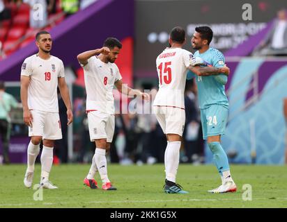 Al Rayyan, Qatar. 25th Nov 2022. I giocatori iraniani festeggiano dopo la partita di gruppo B tra Galles e Iran alla Coppa del mondo FIFA 2022 allo stadio Ahmad Bin Ali di al Rayyan, Qatar, 25 novembre 2022. Credit: Xu Zijian/Xinhua/Alamy Live News Foto Stock