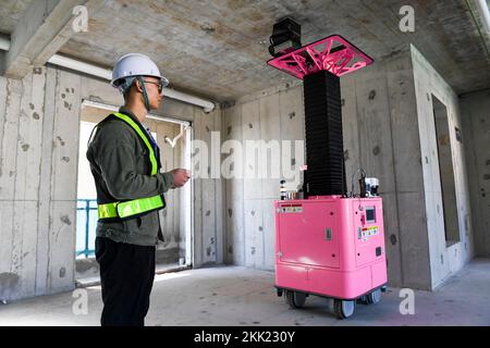 Shenzhen, Provincia di Guangdong in Cina. 9th Nov 2021. Un lavoratore controlla un robot per lucidare il soffitto di una stanza in un cantiere di costruzione a Foshan, provincia di Guangdong, Cina meridionale, 9 novembre 2021. Credit: MAO Siqian/Xinhua/Alamy Live News Foto Stock