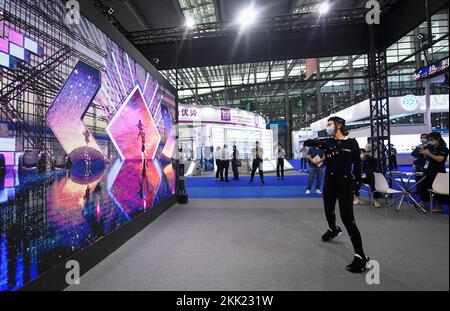 Shenzhen, Provincia di Guangdong in Cina. 15th Nov 2022. Un membro dello staff dimostra un sistema ottico di cattura del movimento alla Fiera Hi-Tech Cinese (CHTF) del 24th a Shenzhen, nella provincia del Guangdong, nel sud della Cina, il 15 novembre 2022. Credit: MAO Siqian/Xinhua/Alamy Live News Foto Stock