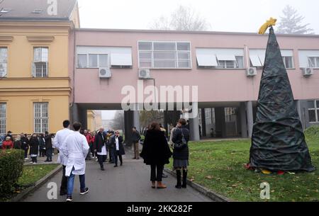 Inaugurazione cerimoniale di un albero di Natale alto 4 metri nel cortile dell'Ospedale Psichiatrico dell'Università 'Vrapce', a Zagabria, Croazia, il 25 novembre 2022. L'albero è stato realizzato nel corso dell'ultimo anno da piazze a maglia create durante l'iniziativa 'Isprepletimo ruke'. Questo albero di Natale unico è stato fatto da pazienti di demenza. Foto: Emica Elvedji/PIXSELL Credit: Pixsell agenzia foto e video/Alamy Live News Foto Stock