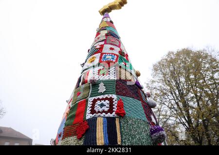 Inaugurazione cerimoniale di un albero di Natale alto 4 metri nel cortile dell'Ospedale Psichiatrico dell'Università 'Vrapce', a Zagabria, Croazia, il 25 novembre 2022. L'albero è stato realizzato nel corso dell'ultimo anno da piazze a maglia create durante l'iniziativa 'Isprepletimo ruke'. Questo albero di Natale unico è stato fatto da pazienti di demenza. Foto: Emica Elvedji/PIXSELL Credit: Pixsell agenzia foto e video/Alamy Live News Foto Stock