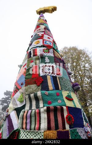 Inaugurazione cerimoniale di un albero di Natale alto 4 metri nel cortile dell'Ospedale Psichiatrico dell'Università 'Vrapce', a Zagabria, Croazia, il 25 novembre 2022. L'albero è stato realizzato nel corso dell'ultimo anno da piazze a maglia create durante l'iniziativa 'Isprepletimo ruke'. Questo albero di Natale unico è stato fatto da pazienti di demenza. Foto: Emica Elvedji/PIXSELL Credit: Pixsell agenzia foto e video/Alamy Live News Foto Stock