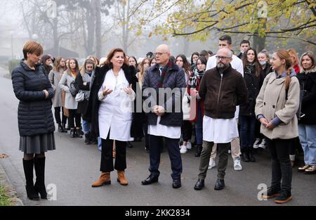 Inaugurazione cerimoniale di un albero di Natale alto 4 metri nel cortile dell'Ospedale Psichiatrico dell'Università 'Vrapce', a Zagabria, Croazia, il 25 novembre 2022. L'albero è stato realizzato nel corso dell'ultimo anno da piazze a maglia create durante l'iniziativa 'Isprepletimo ruke'. Questo albero di Natale unico è stato fatto da pazienti di demenza. Foto: Emica Elvedji/PIXSELL Credit: Pixsell agenzia foto e video/Alamy Live News Foto Stock