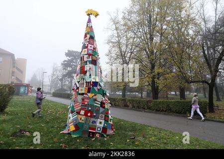 Inaugurazione cerimoniale di un albero di Natale alto 4 metri nel cortile dell'Ospedale Psichiatrico dell'Università 'Vrapce', a Zagabria, Croazia, il 25 novembre 2022. L'albero è stato realizzato nel corso dell'ultimo anno da piazze a maglia create durante l'iniziativa 'Isprepletimo ruke'. Questo albero di Natale unico è stato fatto da pazienti di demenza. Foto: Emica Elvedji/PIXSELL Credit: Pixsell agenzia foto e video/Alamy Live News Foto Stock