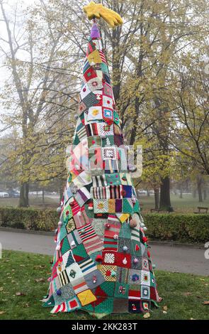 Inaugurazione cerimoniale di un albero di Natale alto 4 metri nel cortile dell'Ospedale Psichiatrico dell'Università 'Vrapce', a Zagabria, Croazia, il 25 novembre 2022. L'albero è stato realizzato nel corso dell'ultimo anno da piazze a maglia create durante l'iniziativa 'Isprepletimo ruke'. Questo albero di Natale unico è stato fatto da pazienti di demenza. Foto: Emica Elvedji/PIXSELL Credit: Pixsell agenzia foto e video/Alamy Live News Foto Stock