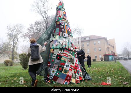 Inaugurazione cerimoniale di un albero di Natale alto 4 metri nel cortile dell'Ospedale Psichiatrico dell'Università 'Vrapce', a Zagabria, Croazia, il 25 novembre 2022. L'albero è stato realizzato nel corso dell'ultimo anno da piazze a maglia create durante l'iniziativa 'Isprepletimo ruke'. Questo albero di Natale unico è stato fatto da pazienti di demenza. Foto: Emica Elvedji/PIXSELL Credit: Pixsell agenzia foto e video/Alamy Live News Foto Stock