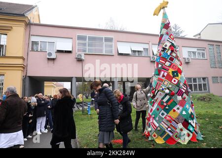 Inaugurazione cerimoniale di un albero di Natale alto 4 metri nel cortile dell'Ospedale Psichiatrico dell'Università 'Vrapce', a Zagabria, Croazia, il 25 novembre 2022. L'albero è stato realizzato nel corso dell'ultimo anno da piazze a maglia create durante l'iniziativa 'Isprepletimo ruke'. Questo albero di Natale unico è stato fatto da pazienti di demenza. Foto: Emica Elvedji/PIXSELL Credit: Pixsell agenzia foto e video/Alamy Live News Foto Stock