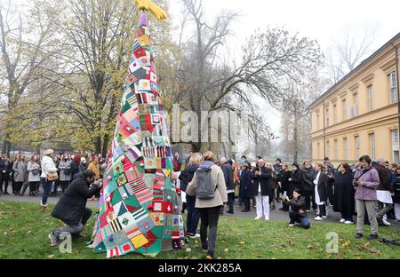 Inaugurazione cerimoniale di un albero di Natale alto 4 metri nel cortile dell'Ospedale Psichiatrico dell'Università 'Vrapce', a Zagabria, Croazia, il 25 novembre 2022. L'albero è stato realizzato nel corso dell'ultimo anno da piazze a maglia create durante l'iniziativa 'Isprepletimo ruke'. Questo albero di Natale unico è stato fatto da pazienti di demenza. Foto: Emica Elvedji/PIXSELL Credit: Pixsell agenzia foto e video/Alamy Live News Foto Stock