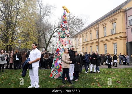 Inaugurazione cerimoniale di un albero di Natale alto 4 metri nel cortile dell'Ospedale Psichiatrico dell'Università 'Vrapce', a Zagabria, Croazia, il 25 novembre 2022. L'albero è stato realizzato nel corso dell'ultimo anno da piazze a maglia create durante l'iniziativa 'Isprepletimo ruke'. Questo albero di Natale unico è stato fatto da pazienti di demenza. Foto: Emica Elvedji/PIXSELL Credit: Pixsell agenzia foto e video/Alamy Live News Foto Stock