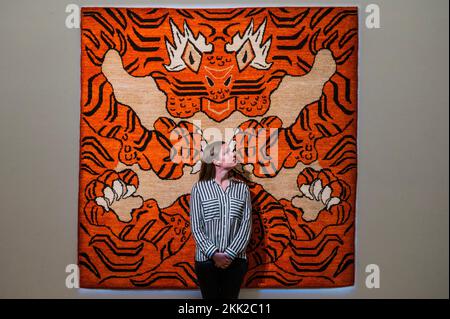 Londra, Regno Unito. 25th Nov 2022. Ai Weiwei's rug the Tyger - Tomorrow's Tigers, Una mostra di vendita co-ospitata da Sotheby's e WWF. Presenta tappeti d'arte in edizione limitata appositamente commissionati da grandi artisti internazionali. I profitti di tutte le vendite andranno ad aiutare il WWF e l'obiettivo TX2 e la mostra si svolgerà dal 24-29 novembre 2022. Credit: Guy Bell/Alamy Live News Foto Stock