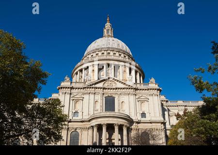 Cattedrale di St Paul a Ludgate Hill, Londra, Regno Unito, con cielo blu, all'inizio dell'autunno Foto Stock