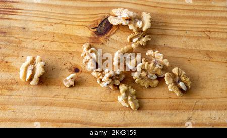 Vista dall'alto di un mazzo di noci sgusciate sulla parte superiore di un tavolo di legno Foto Stock