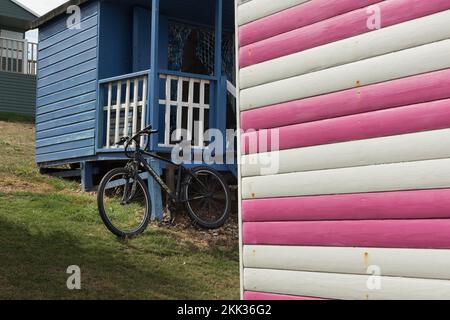 Allettante destino o furto, una bici non sicura è sostenuto contro veranda a una capanna spiaggia con d-bolt lasciato sul telaio Foto Stock