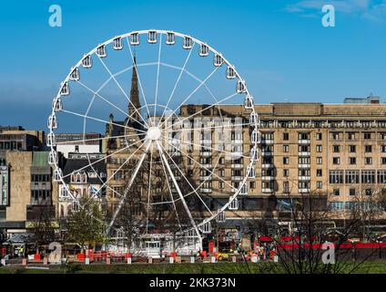 Edimburgo, Scozia, Regno Unito, 25th novembre 2022. Natale: La ruota grande è eretta nei giardini di Princes Street mentre il resto del mercato di Natale è in costruzione intorno ad esso per le celebrazioni di stagione. Credit: Sally Anderson/Alamy Live News Foto Stock