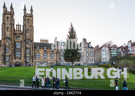 Edimburgo, Scozia, Regno Unito, 25th novembre 2022. Natale: Il nome della città è illuminato dalle luci sul tumulo adornato da un cono di traffico sotto il tradizionale albero di Natale norvegese e l'edificio dell'Assemblea Generale della Scozia. Credit: Sally Anderson/Alamy Live News Foto Stock