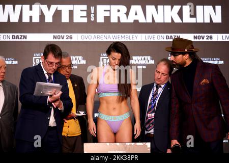 Sandy Ryan durante il pesata al Drum Wembley, Londra. Data immagine: Venerdì 25 novembre 2022. Foto Stock