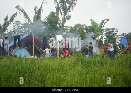 Cianjur, Indonesia. 25th Nov 2022. Le persone sono viste fuori da una tenda di fortuna in un rifugio temporaneo a Cianjur, Giava Occidentale, Indonesia, 25 novembre 2022. Il bilancio delle vittime del terremoto di magnitudo 5,6 che ha colpito la provincia indonesiana di Giava occidentale è aumentato a 310, e altri 24 erano ancora mancanti, ha detto un funzionario il venerdì. Credit: Zulkarnain/Xinhua/Alamy Live News Foto Stock