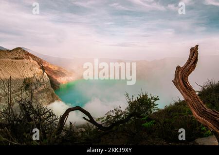 Il lago acido nel cratere del Monte Ijen, Giava, Indonesia Foto Stock