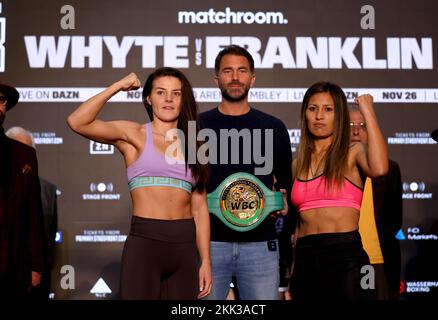 Il promotore di boxe Eddie Hearn (al centro), Sandy Ryan (a sinistra) e Anahi Ester Sanchez durante il pesata al Drum Wembley, Londra. Data immagine: Venerdì 25 novembre 2022. Foto Stock