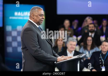 Il Segretario della Difesa Lloyd J. Austin III interviene all'Halifax International Security Forum in Nuova Scozia. Foto Stock