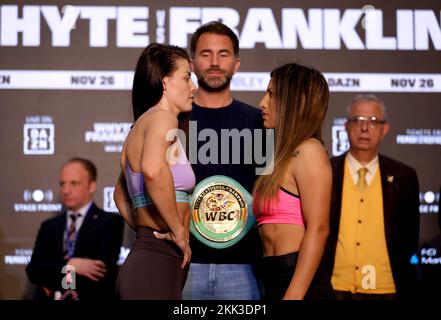 Il promotore di boxe Eddie Hearn (al centro) si trova tra Sandy Ryan (a sinistra) e Anahi Ester Sanchez mentre si trovano a fronteggiare durante il pesata al Drum Wembley, Londra. Data immagine: Venerdì 25 novembre 2022. Foto Stock