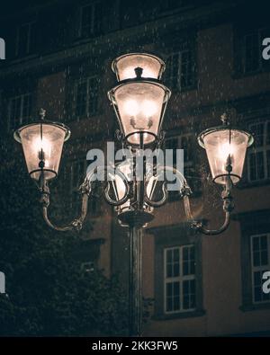 Un colpo verticale di luci di strada di notte Foto Stock