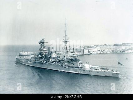 La Royal Navy del Regno Unito. La HMS Barham lascia Grand Harbour, Valletta, Malta. Settembre 1937. La nave fu affondata da un attacco a U-boat nel 1941. Foto Stock