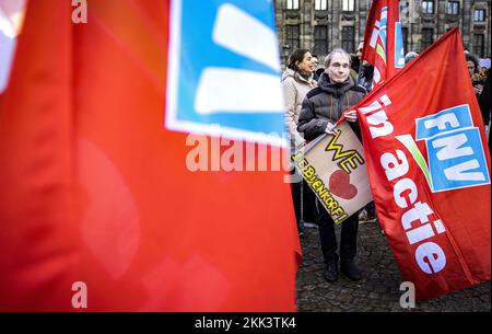 Amsterdam, Paesi Bassi. 25th Nov 2022. AMSTERDAM - i dipendenti del Bijenkorf in Piazza Dam vanno in sciopero durante il festival del Black Friday. Gli attivisti si sono battuti per le retribuzioni supplementari per settimane e chiedono un aumento salariale di almeno il 10 per cento, con un salario minimo di 14 euro all'ora. De Bijenkorf ha annunciato in precedenza che non vuole spingersi così lontano nell'aumentare i salari dei suoi circa 2.400 dipendenti. ANP RAMON VAN FLYMEN netherlands OUT - belgium OUT Credit: ANP/Alamy Live News Foto Stock