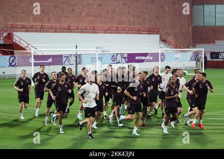 Al Shamal, Qatar. 25th Nov 2022. Calcio, Coppa del mondo 2022 in Qatar, allenamento, nazionale, Germania, la squadra tedesca corre sul prato. Credit: Christian Charisius/dpa/Alamy Live News Foto Stock