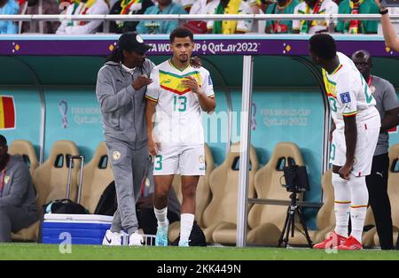 Doha, Qatar, 25th novembre 2022. Iliman N'Diaye del Senegal istruito da Aliou Cisse allenatore del Senegal durante la partita di Coppa del mondo FIFA 2022 allo Stadio al Thumama, Doha. Il credito per le immagini dovrebbe essere: David Klein / Sportimage Credit: Sportimage/Alamy Live News Foto Stock