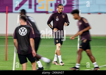 Al Shamal, Qatar. 25th Nov 2022. Calcio, Coppa del mondo 2022 in Qatar, allenamento, nazionale, Germania, tedesco internazionale Leroy Sané treni con un ginocchio con nastro. Credit: Christian Charisius/dpa/Alamy Live News Foto Stock