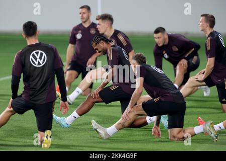 Al Shamal, Qatar. 25th Nov 2022. Calcio, Coppa del mondo 2022 in Qatar, allenamento, nazionale, Germania, nazionale Serge Gnabry (M) e i suoi compagni di squadra allungano. Credit: Christian Charisius/dpa/Alamy Live News Foto Stock