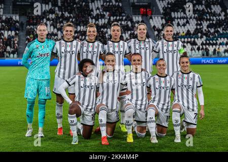 Torino, Italia. 24th Nov 2022. La squadra Juventus Women FC posa per una foto di gruppo durante la partita di calcio UEFA Women's Champions League 2022/23 - Gruppo C tra Juventus Women FC e Arsenal Women FC allo stadio Allianz. Credit: SOPA Images Limited/Alamy Live News Foto Stock