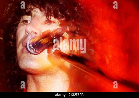 SUPER PRY ANIMALS, CONCERTO, 2004: Gruff Rhys of SUPER PRY ANIMALS Playing a low key invitano solo un concerto di beneficenza al Barfly Club di Cardiff, 5 marzo 2004. Fotografia: ROB WATKINS Foto Stock