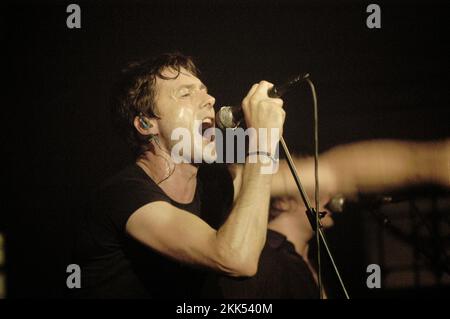 BRETT ANDERSON, SUEDE, 2002: Brett Anderson della band britannica Suede at the Coal Exchange, Cardiff il 5 settembre 2002. Questo concerto è stato un fan-invitante Warmup per il loro tour completo più tardi in autunno. La band stava promuovendo il loro quinto album in studio, A New Morning. Fotografia: Rob Watkins Foto Stock