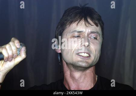 BRETT ANDERSON, SUEDE, 2002: Brett Anderson della band britannica Suede at the Coal Exchange, Cardiff il 5 settembre 2002. Questo concerto è stato un fan-invitante Warmup per il loro tour completo più tardi in autunno. La band stava promuovendo il loro quinto album in studio, A New Morning. Fotografia: Rob Watkins Foto Stock