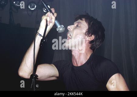 BRETT ANDERSON, SUEDE, 2002: Brett Anderson della band britannica Suede at the Coal Exchange, Cardiff il 5 settembre 2002. Questo concerto è stato un fan-invitante Warmup per il loro tour completo più tardi in autunno. La band stava promuovendo il loro quinto album in studio, A New Morning. Fotografia: Rob Watkins Foto Stock