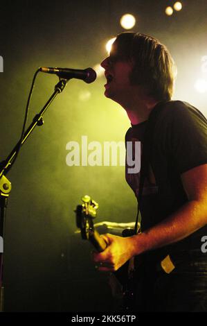 JASON STOLLSTEIMER cantante con VON BONDIES nel NME Tour alla Cardiff Students' Union, 8 febbraio 2004. Fotografia: ROB WATKINS. INFO: The Von Bondies sono un gruppo musicale garage rock statunitense formatosi nel 1997 a Detroit. Noti per la loro energia grezza e le potenti prestazioni, hanno guadagnato importanza con successi come "c'mon c'mon" dall'album "Pawn Shoppe Heart", diventando figure chiave nella scena rock dei primi anni '2000. Foto Stock