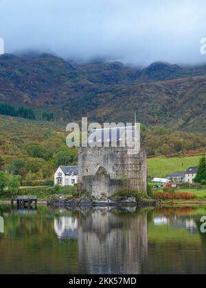 Castello Carrick, con riflessioni a Loch Goil su una nebbia ottobre, autunno, mattina, Cowal Peninsula, Argyll e Bute, Scozia, Regno Unito. Foto Stock