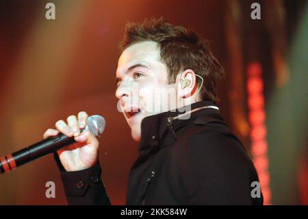 WESTLIFE, PEAK FAME, CONCERTO, 2003: Shane Filan della boyband irlandese Westlife al culmine del loro successo all'inizio della carriera a Cardiff CIA, Galles, Regno Unito, il 13 aprile 2003. Fotografia: Rob Watkins. INFO: I Westlife, formatisi nel 1998 a Dublino, in Irlanda, divennero una delle boy band di maggior successo di tutti i tempi. Le loro voci armoniose e le canzoni pop ispirate alle ballate hanno affascinato il pubblico di tutto il mondo, guadagnando numerosi premi e riconoscimenti. Foto Stock