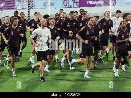 Al Shamal, Qatar. 25th Nov 2022. Calcio, Coppa del mondo 2022 in Qatar, allenamento, nazionale, Germania, la squadra tedesca corre sul prato. Retrop. Credit: Christian Charisius/dpa/Alamy Live News Foto Stock