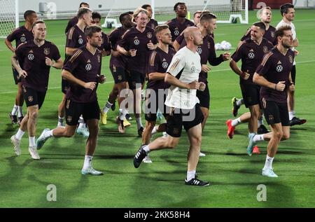 Al Shamal, Qatar. 25th Nov 2022. Calcio, Coppa del mondo 2022 in Qatar, allenamento, nazionale, Germania, la squadra tedesca corre sul prato. Credit: Christian Charisius/dpa/Alamy Live News Foto Stock