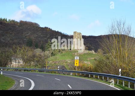 Strada di campagna nella valle della Mosella durante l'autunno Foto Stock