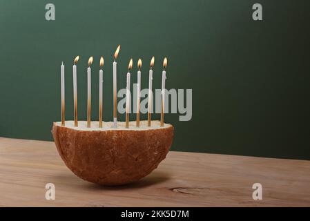 Pane creativo Menorah Hanukkah su un tavolo di legno. Foto Stock