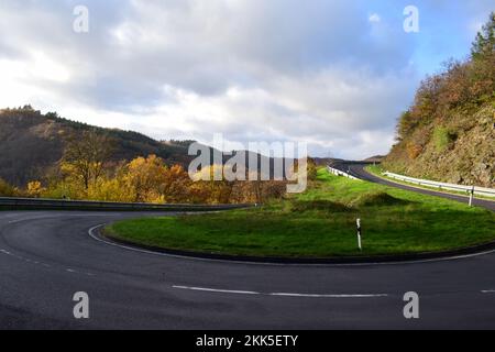 Curva a tornante fuori dalla valle Mosel in autunno Foto Stock