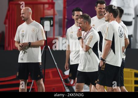 Al Shamal, Qatar. 25th Nov 2022. Calcio, Coppa del mondo 2022 in Qatar, formazione, nazionale, Germania, allenatore nazionale Hansi Flick (3VL) guida l'allenamento. Credit: Christian Charisius/dpa/Alamy Live News Foto Stock