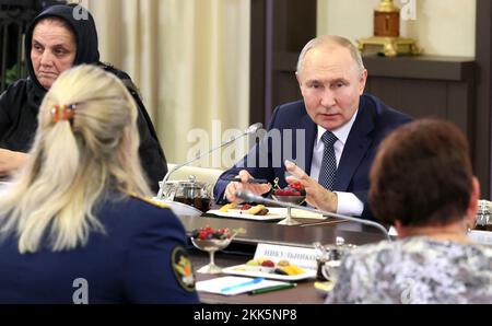 Novo-Ogaryovo, Russia. 25th Nov 2022. Il presidente russo Vladimir Putin tiene un incontro faccia a faccia con le madri di militari in servizio con l'esercito russo in Ucraina, nella residenza statale Novo-Ogaryovo, 25 novembre 2022 fuori Mosca, Russia. Credit: Mikhail Metzel/Kremlin Pool/Alamy Live News