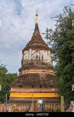 Vista panoramica di antichi stupa in mattoni e stucco o chedi al punto di riferimento Lanna stile Wat Lok moli o Lok Molee tempio buddista, Chiang mai, Thailandia Foto Stock