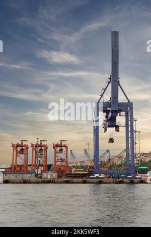Istanbul, Turchia - 25 agosto 2022: Colpo di giorno delle gru nel cantiere navale del porto di HaydarPasha, Istanbul, Turchia con vista sulla città sullo sfondo Foto Stock